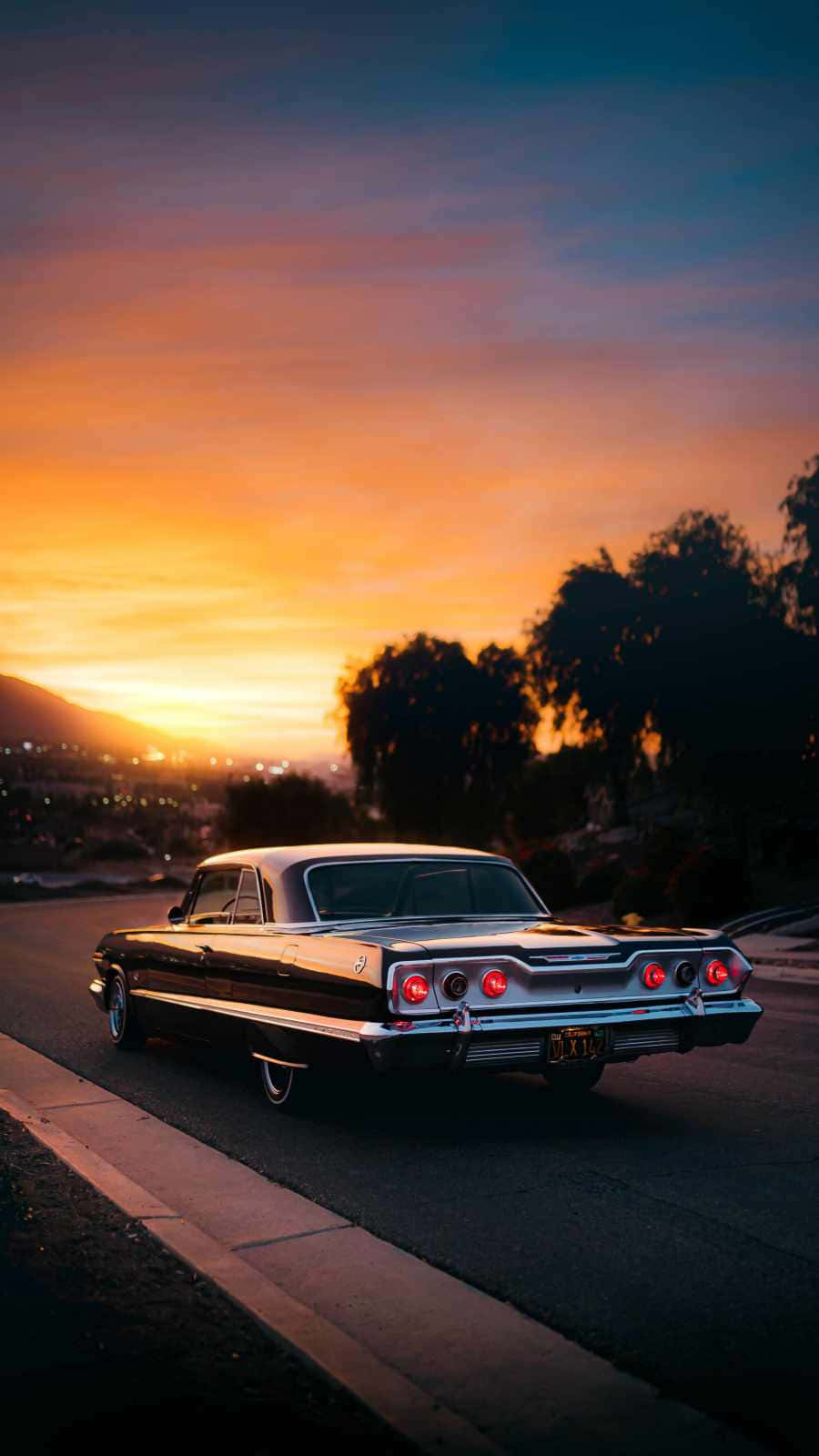 Get A Vintage Look For Your Iphone With This Classic Car Wallpaper! Wallpaper