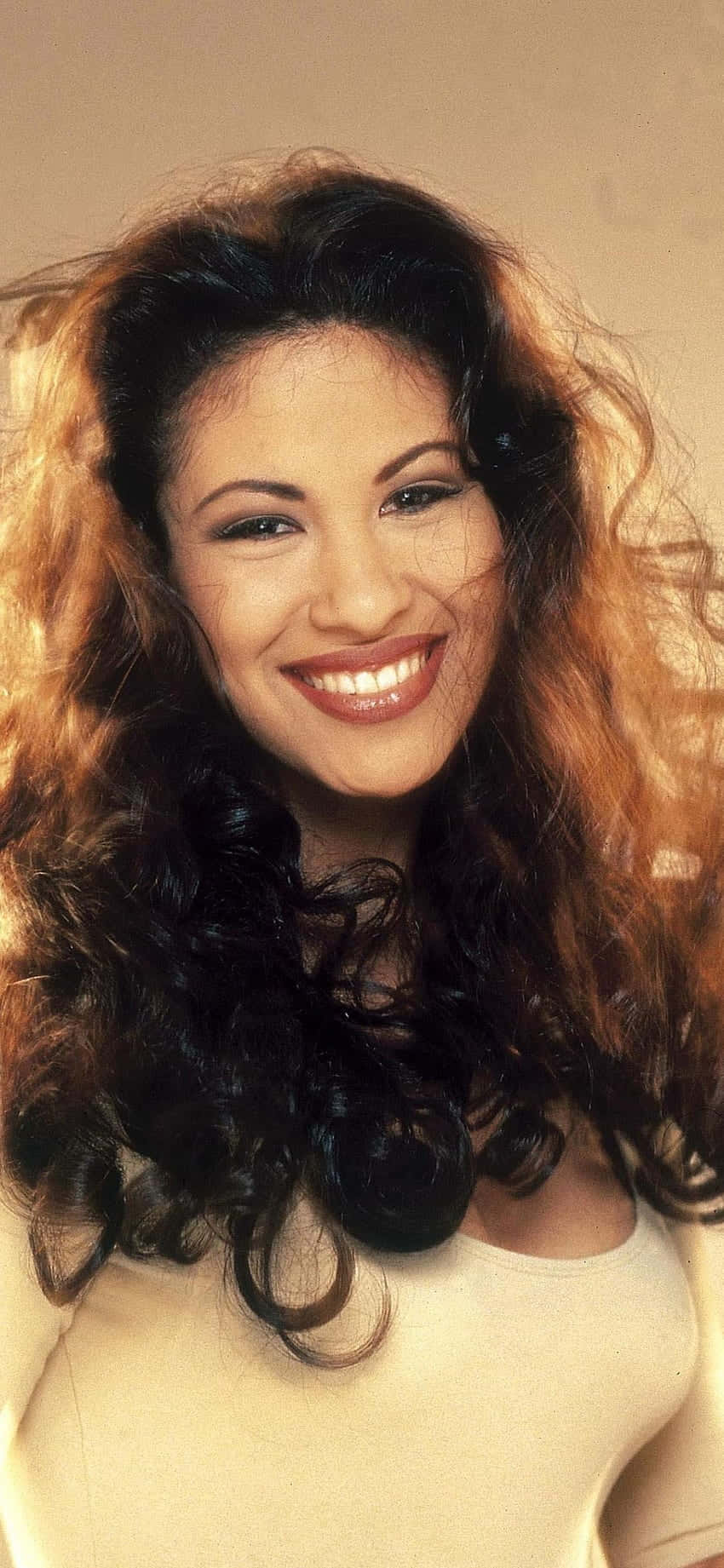 Get The Power Of Selena Quintanilla In Your Pocket. Wallpaper