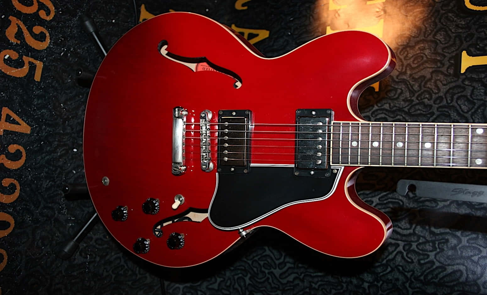 Gibson 335 Satin Cherry Wallpaper