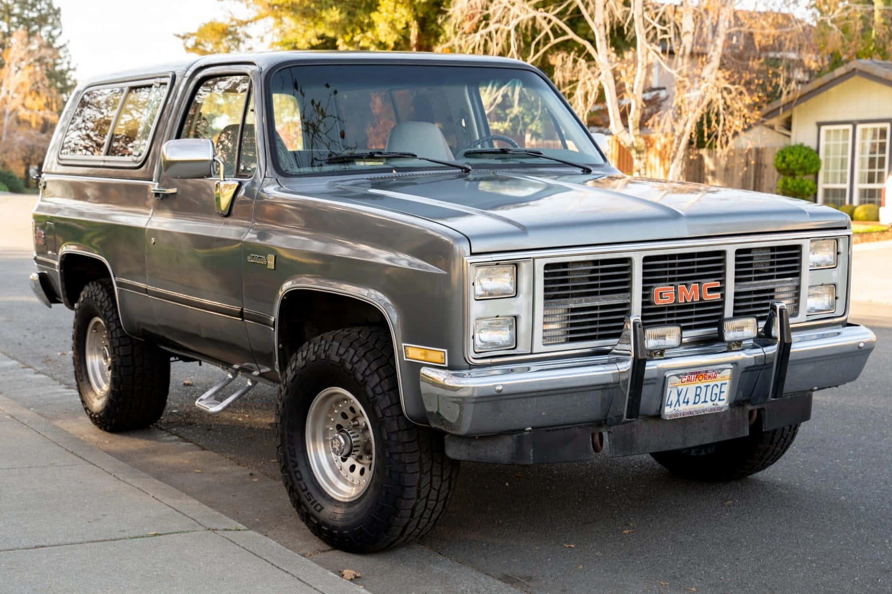 Gmc Jimmy: A Rugged And Powerful Suv Wallpaper