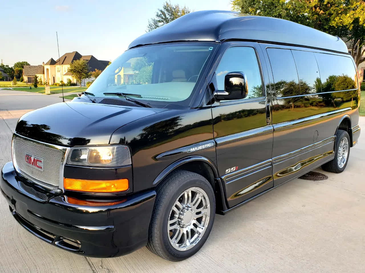 Gmc Savana - A Reliable And Spacious Van Wallpaper