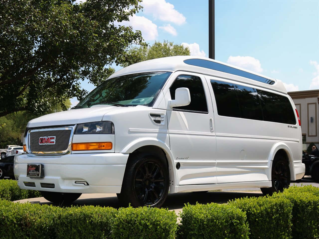 Gmc Savana: Robust And Capable Cargo Van Wallpaper