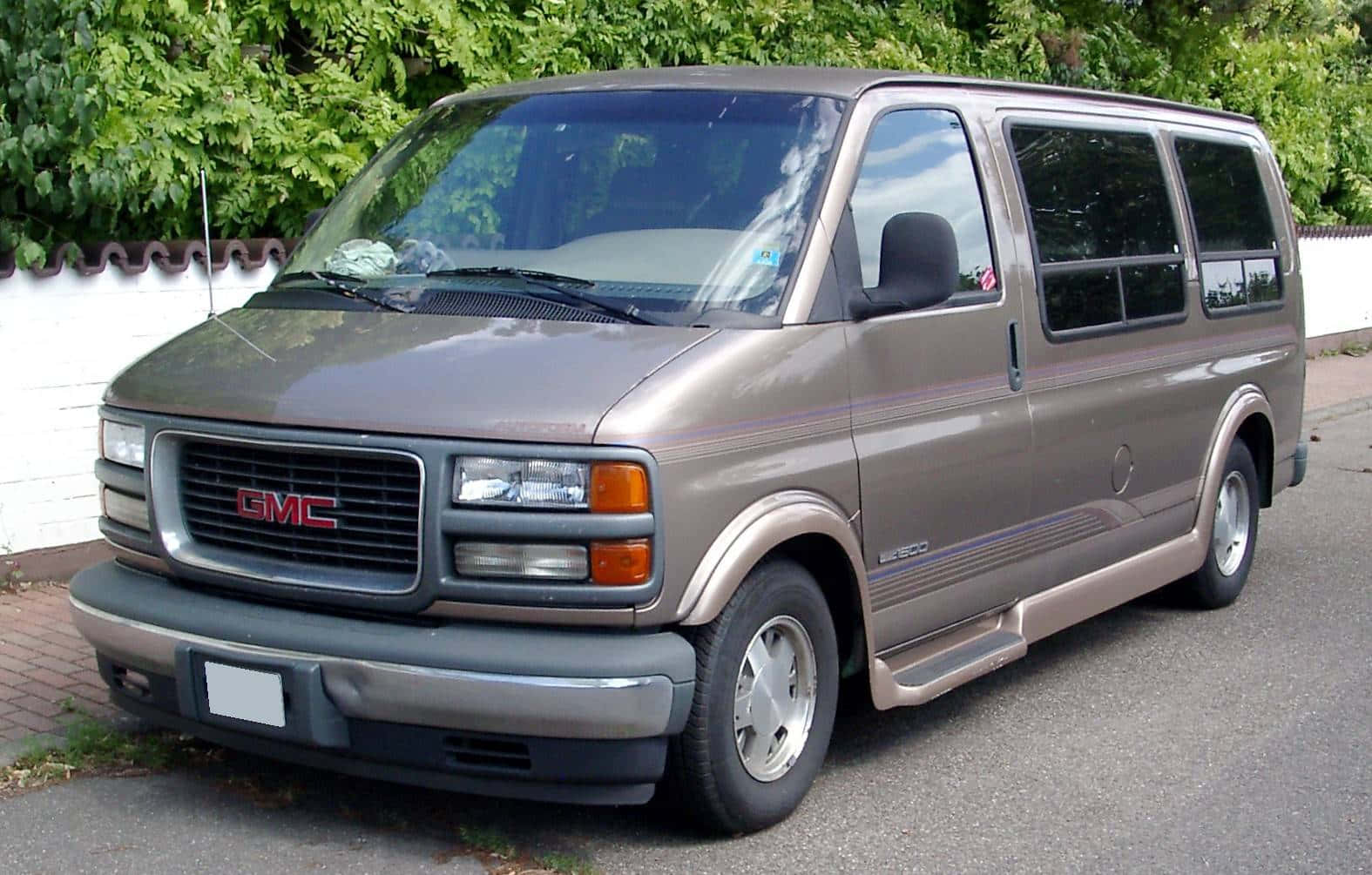 Gmc Savana - The Ultimate Cargo Van Wallpaper