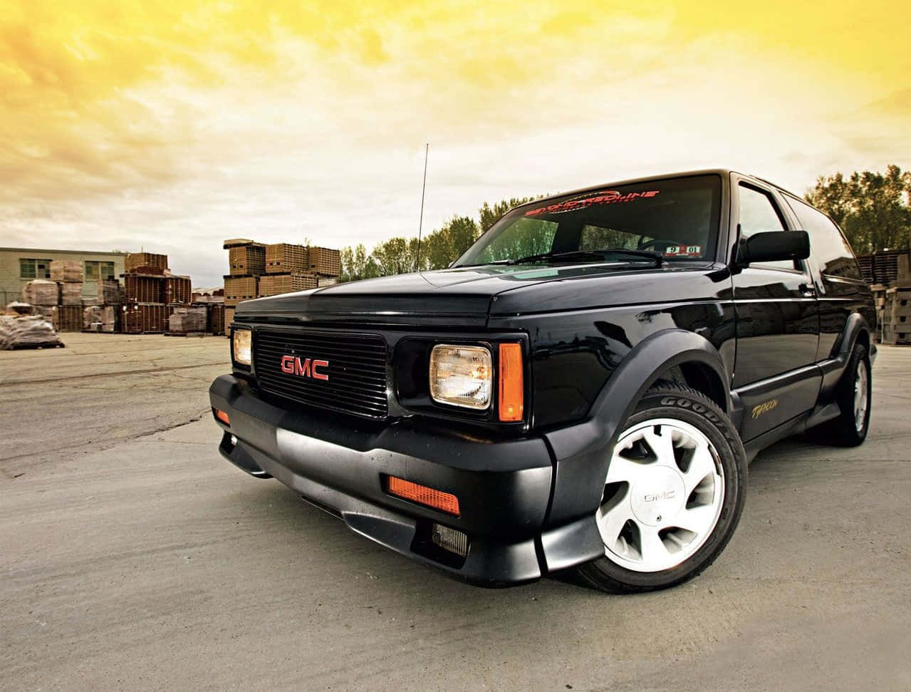 Gmc Syclone - A Beast On The Road Wallpaper