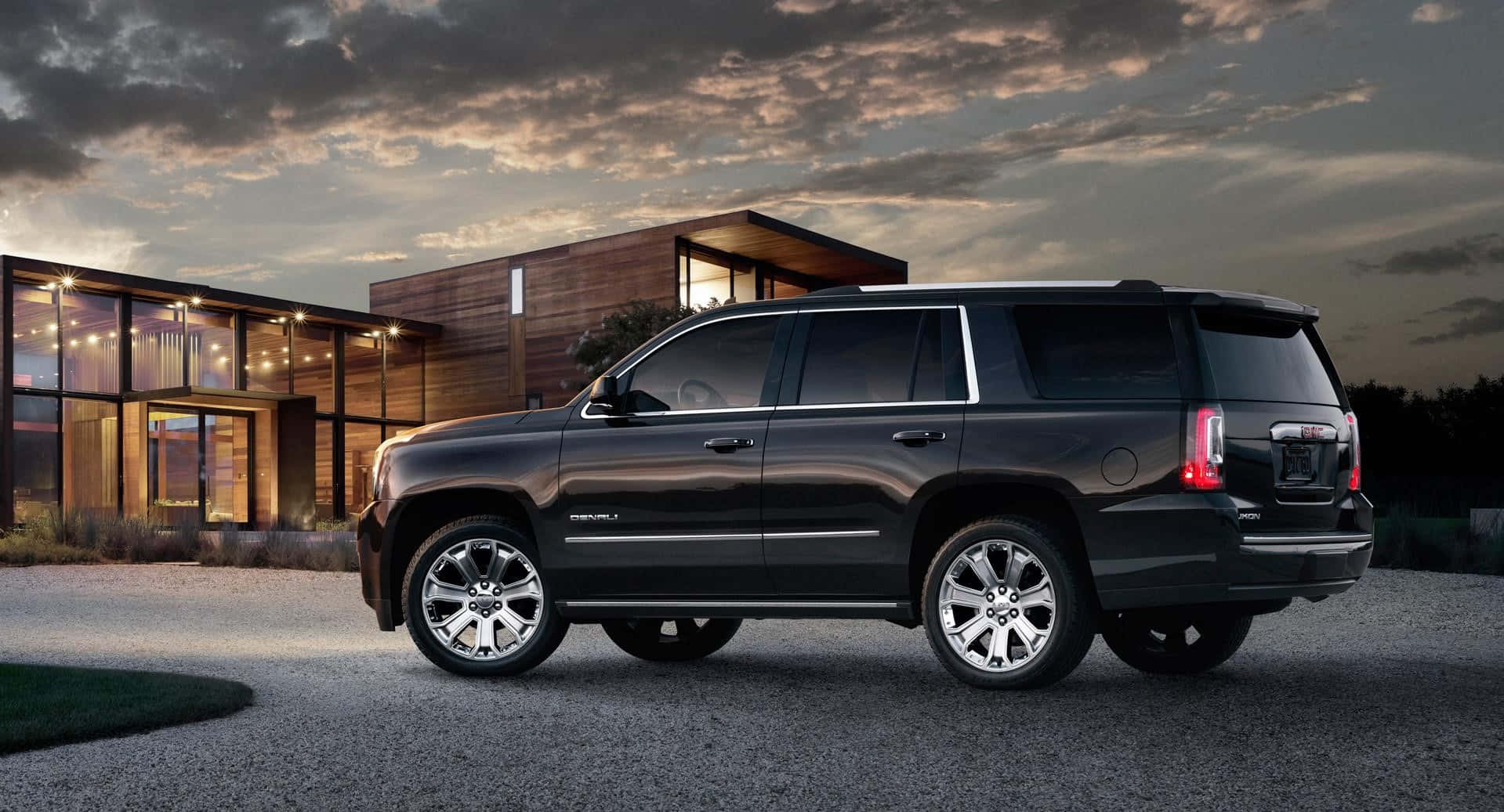 Gmc Yukon - A Premium Full-size Suv Wallpaper