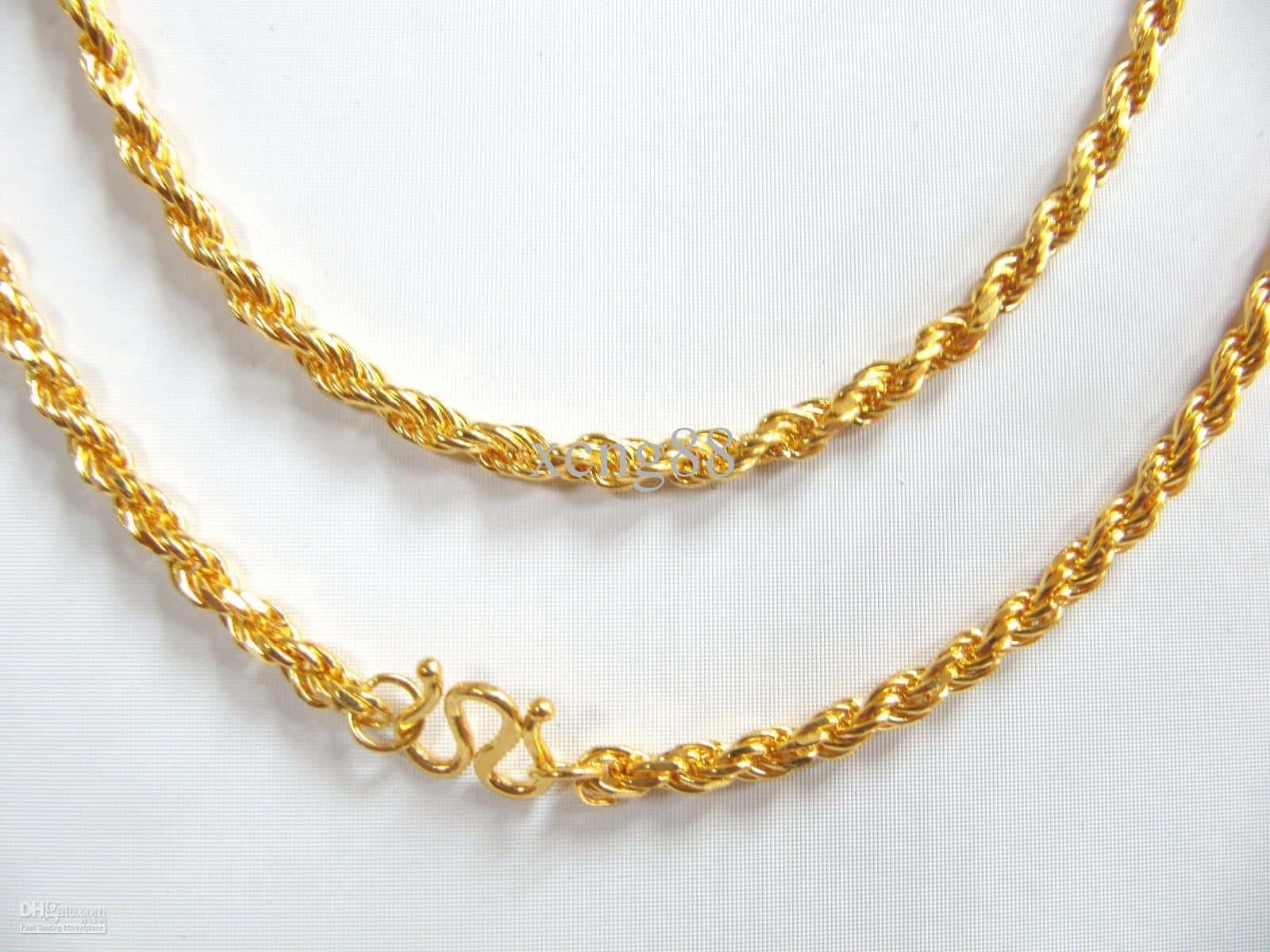 Gold Chain Necklace With Diamonds Wallpaper