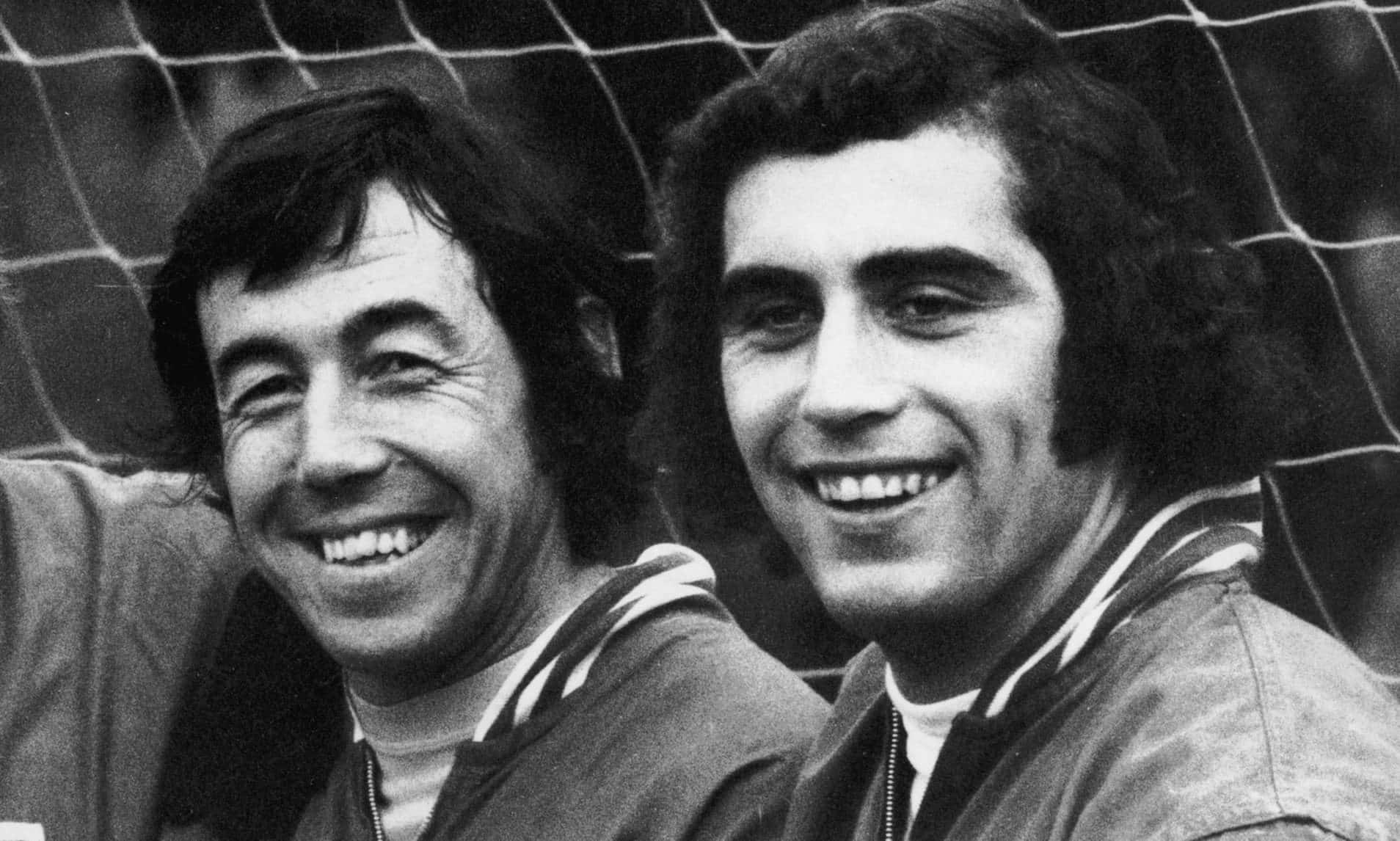 Gordon Banks Beside Peter Shilton 1972 Wallpaper