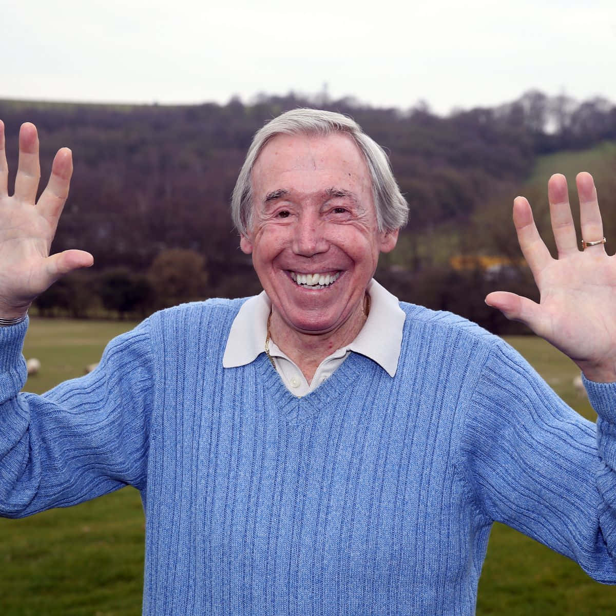 Gordon Banks Wearing Blue Sweater Wallpaper