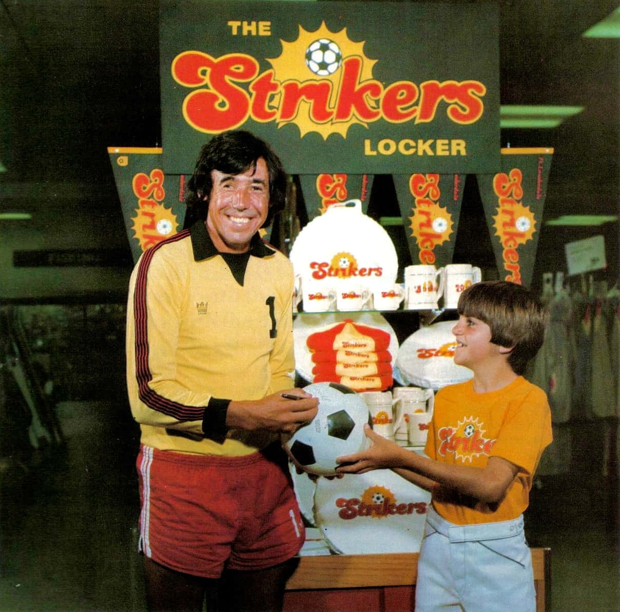 Gordon Banks Wearing Fort Lauderdale Jersey Wallpaper