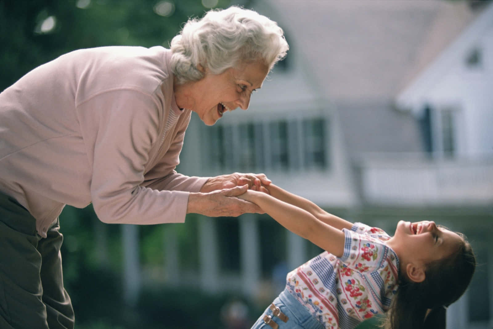 Grandmotherand Granddaughter Bonding Wallpaper