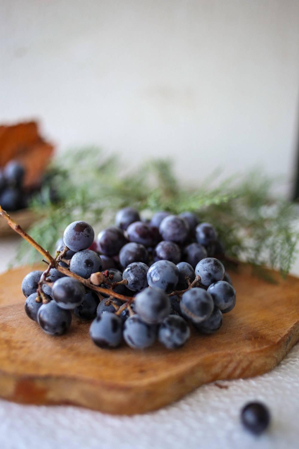 Grape On Wooden Platter Wallpaper