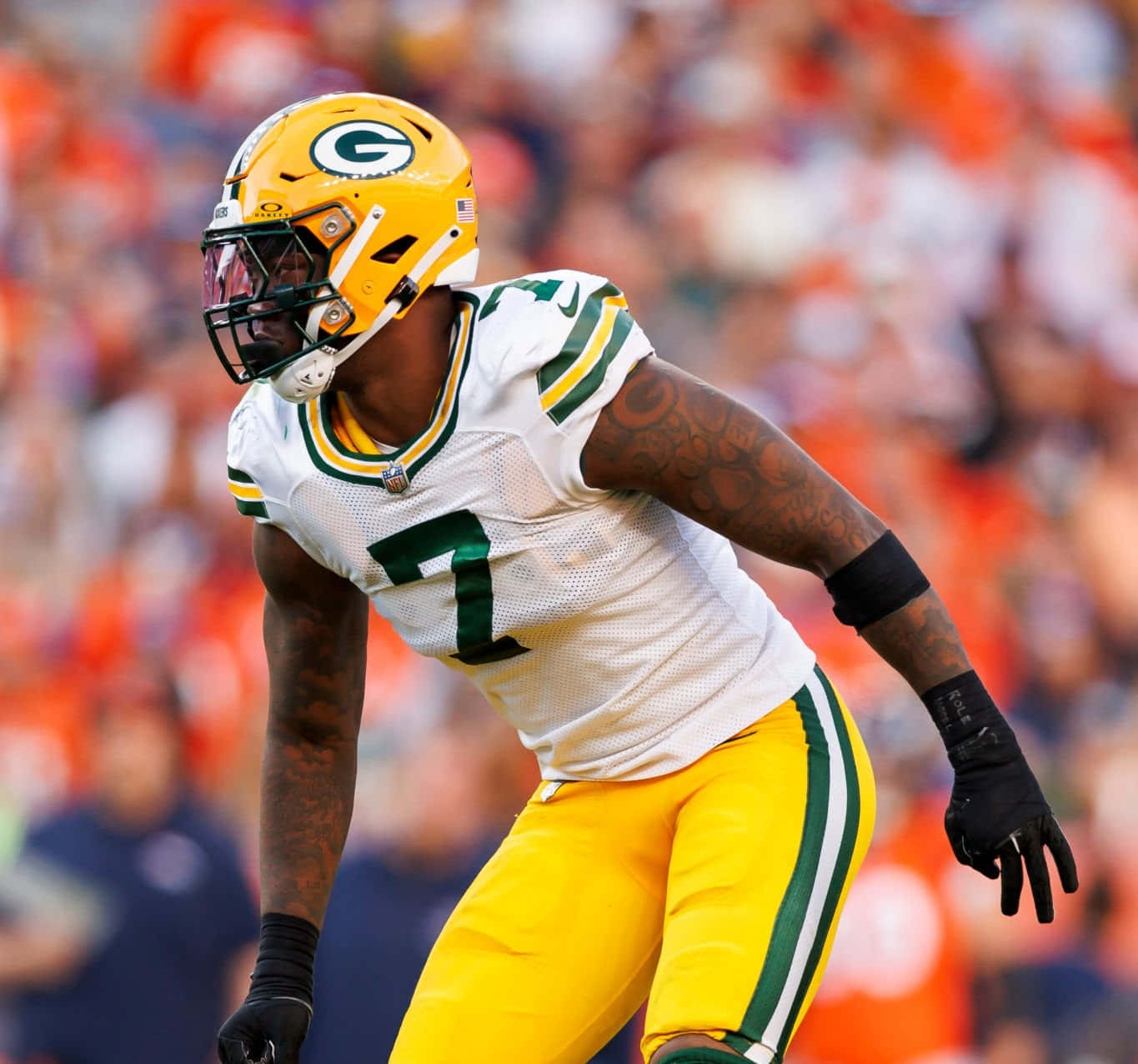 Green Bay Packers Linebacker Action Shot Wallpaper