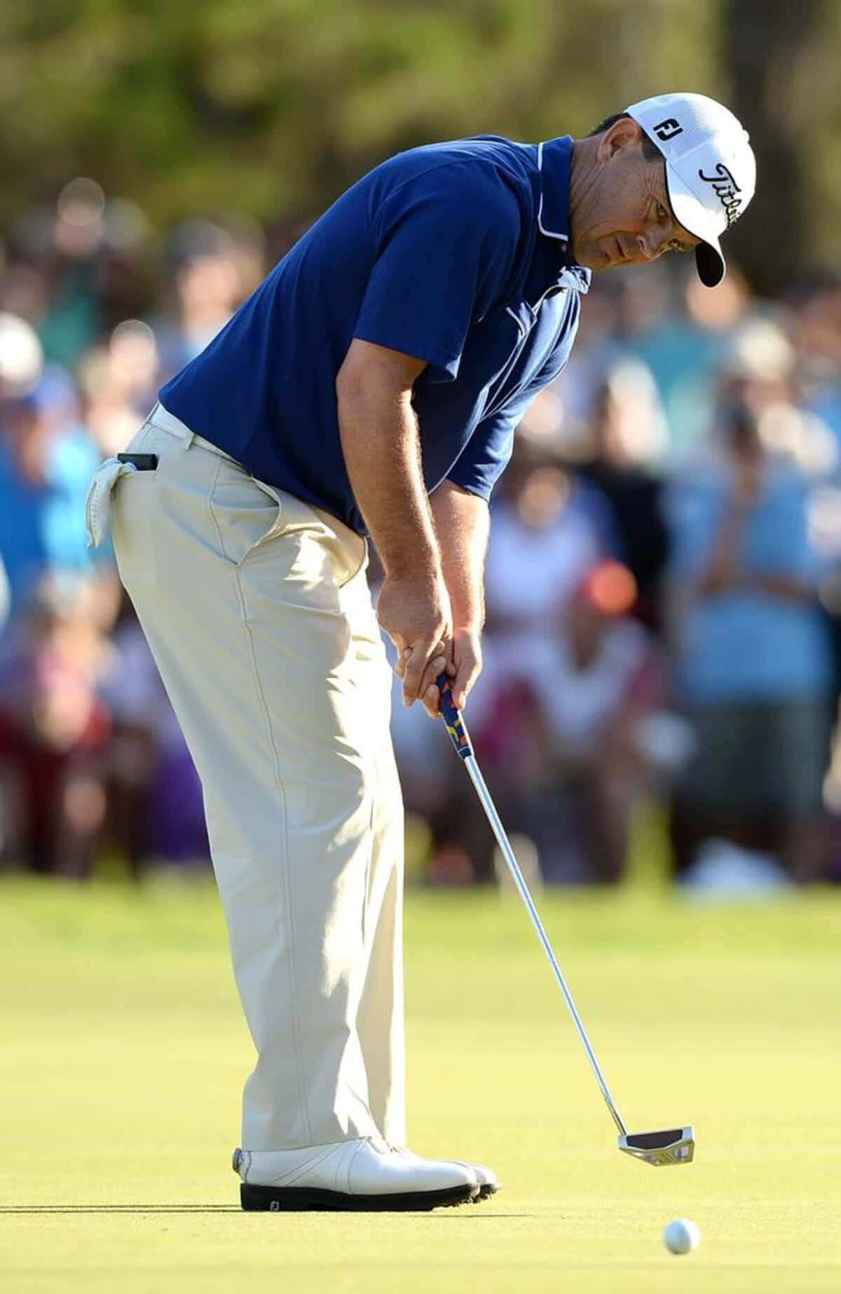 Greg Chalmers Putts Golf Ball Wallpaper