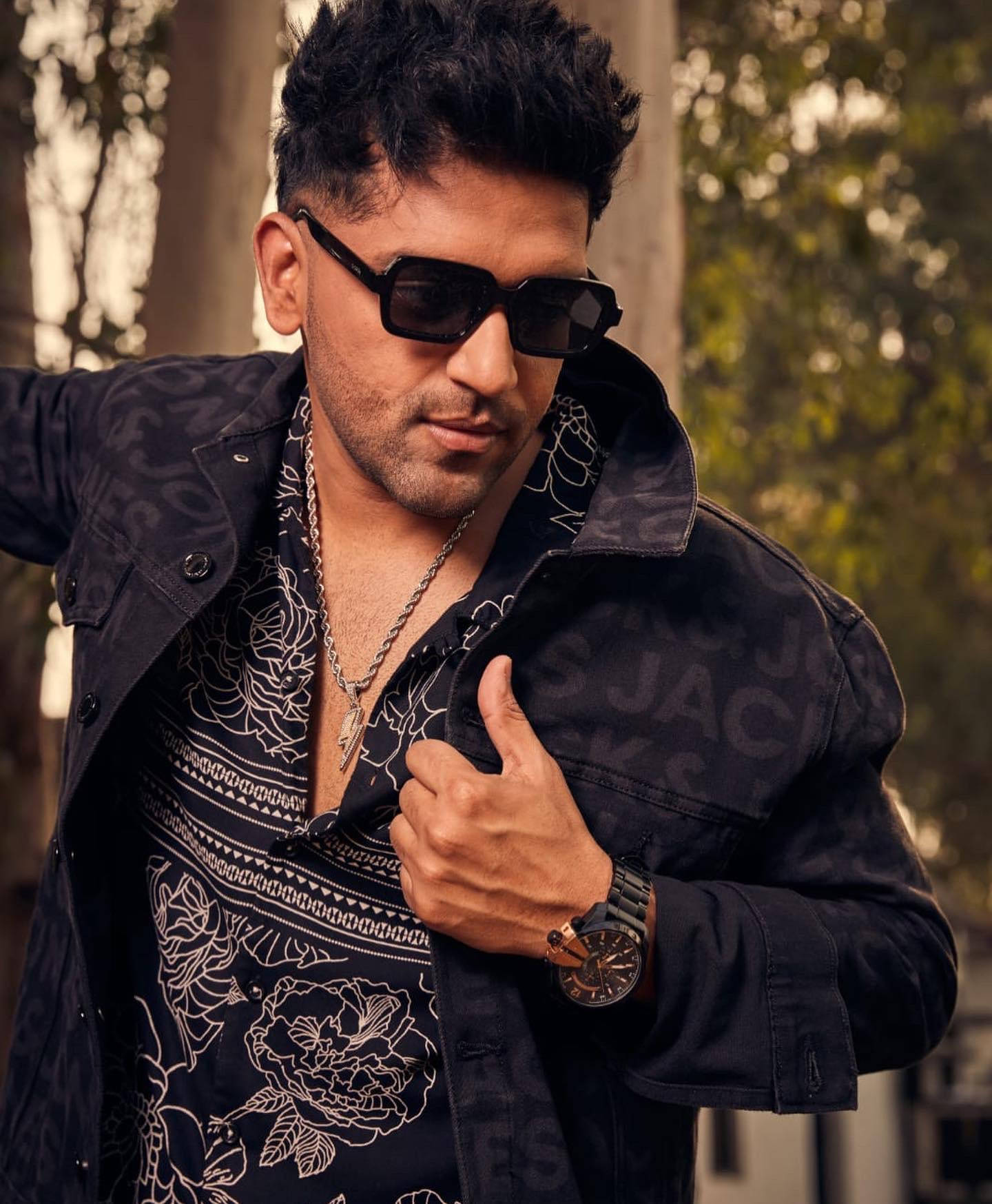 Guru Randhawa Black Print Wallpaper