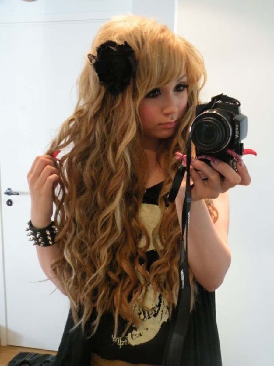 Gyaru Girl With Trendy Fashion Style Wallpaper