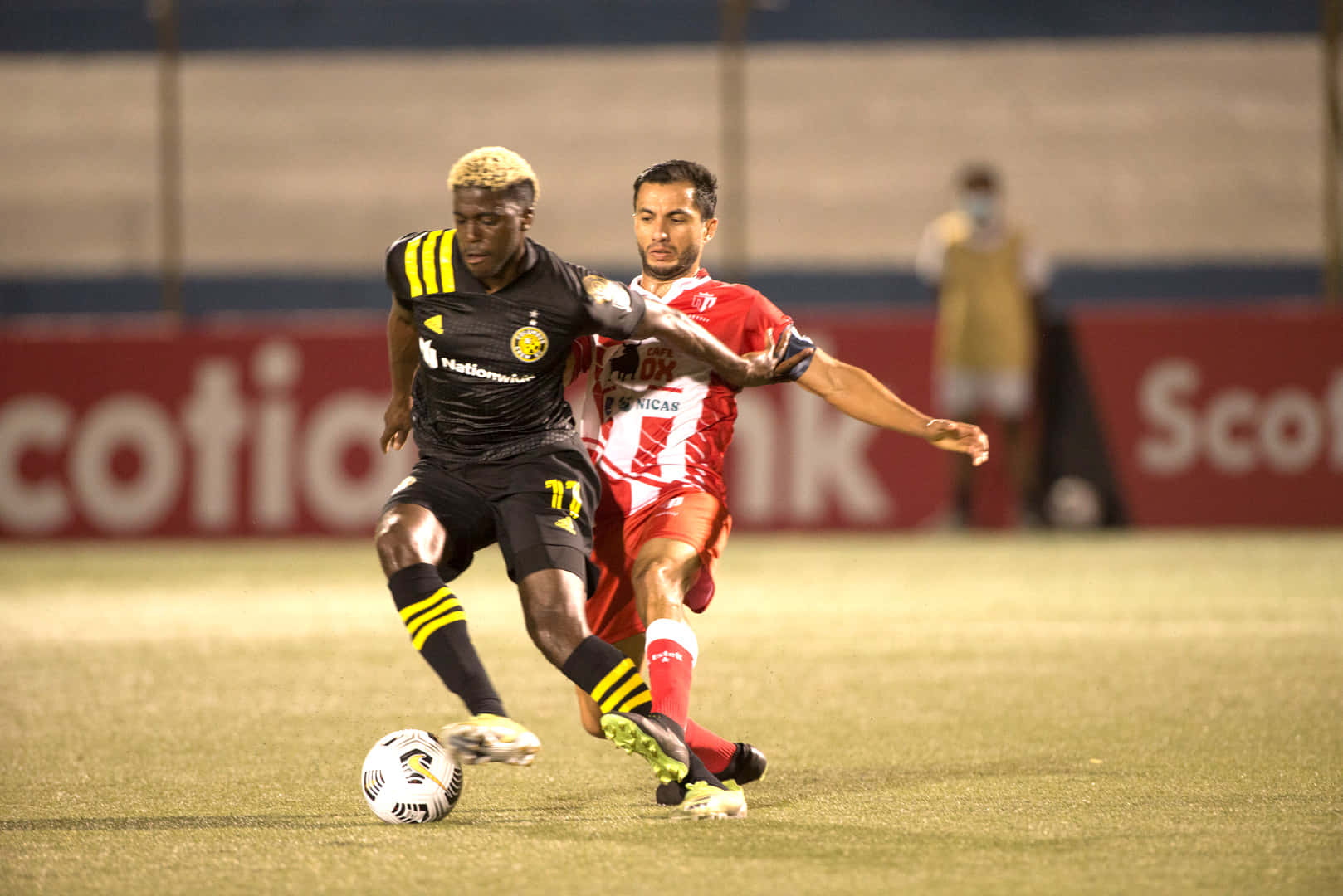 Gyasi Zardes Against Real Esteli Wallpaper