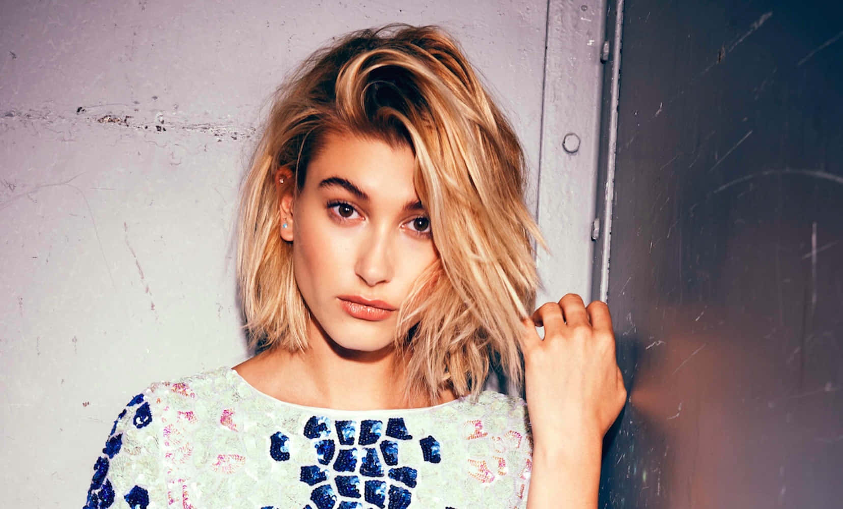 Hailey Baldwin Stylish Portrait Wallpaper