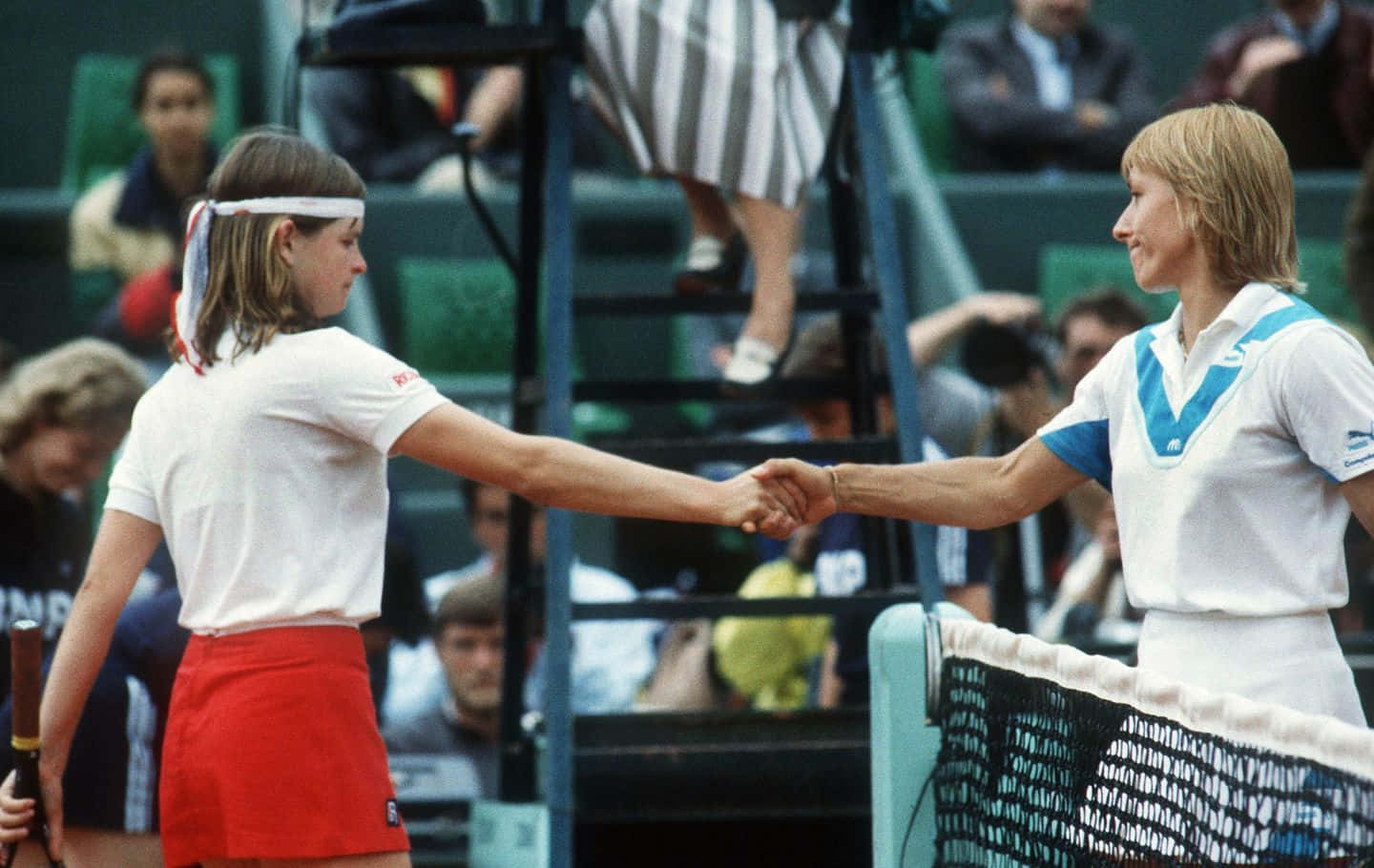 Hana Mandlikova Shaking Hands With Opponent Wallpaper