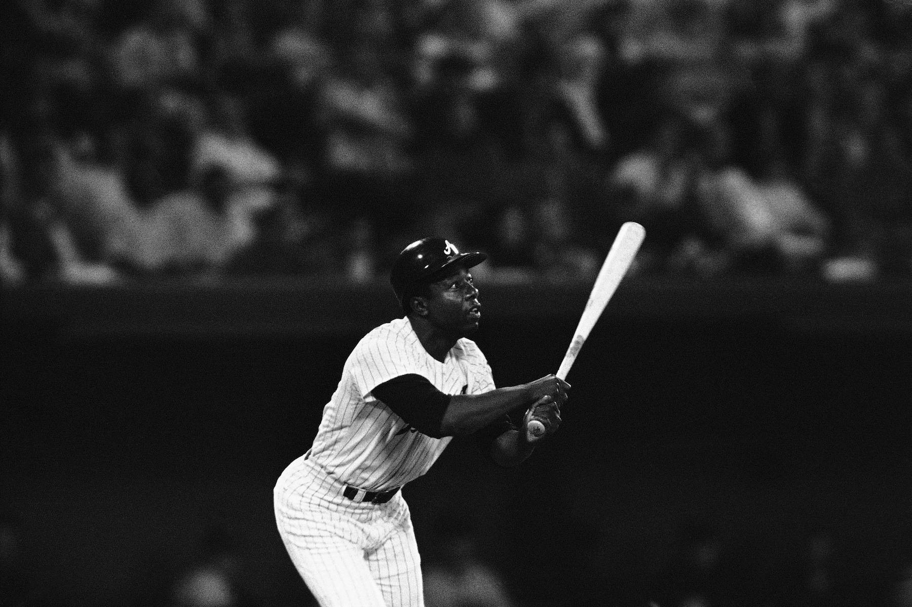 Hank Aaron Eyeing The Ball Wallpaper