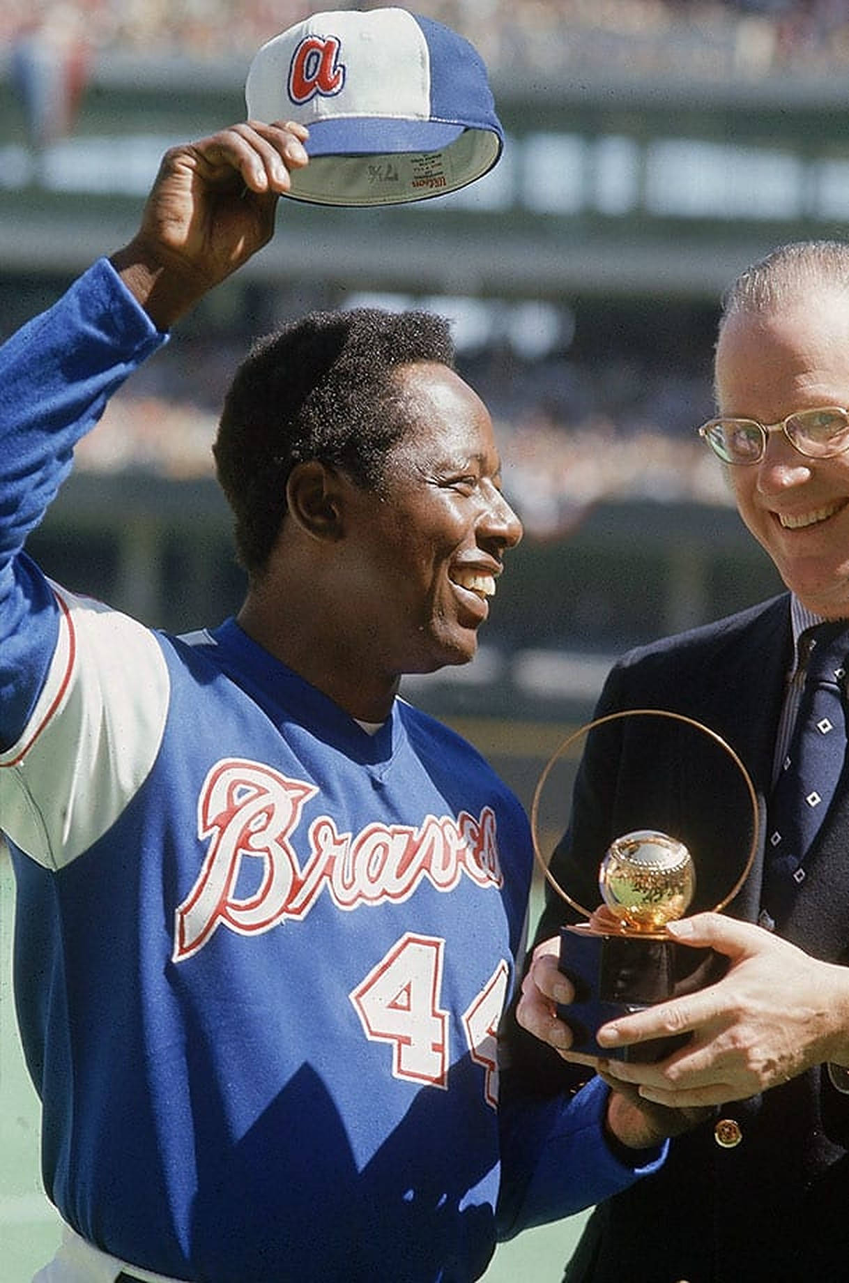 Hank Aaron Receiving Award Wallpaper