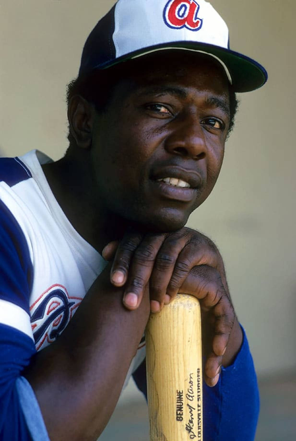 Hank Aaron Resting Chin On Bat Wallpaper