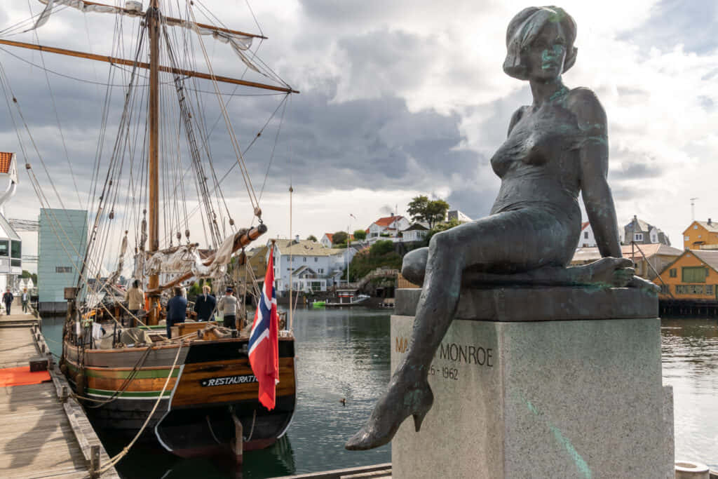 Haugesund Waterfrontwith Marilyn Monroe Statue Wallpaper