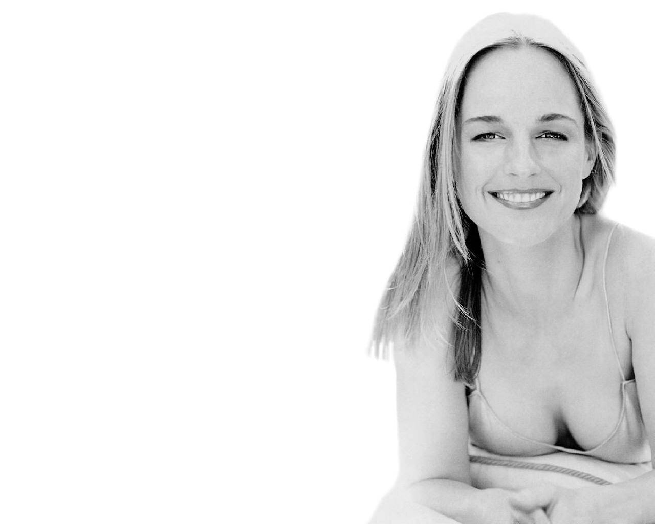 Helen Hunt In Black And White Wallpaper