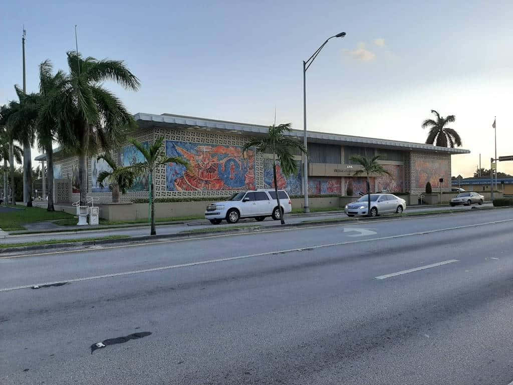 Hialeah Buildingwith Mural Artwork Wallpaper