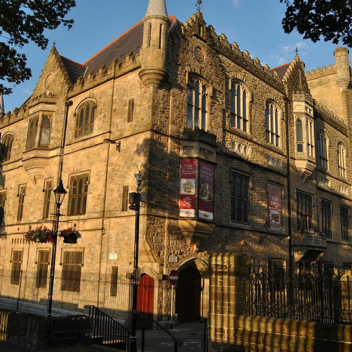 Historic Building Londonderry Dusk Wallpaper