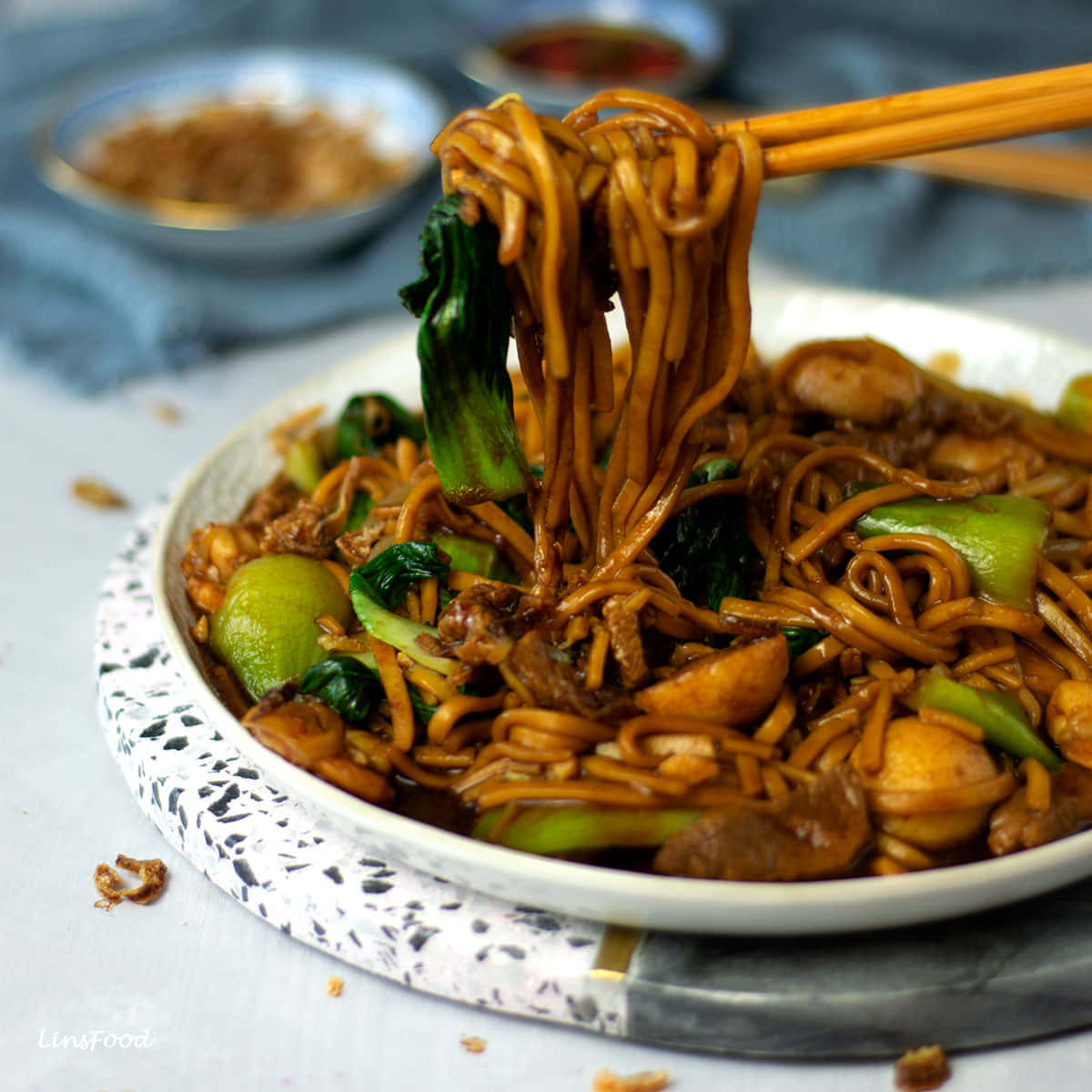 Hokkien Mee With Green Vegetables Wallpaper