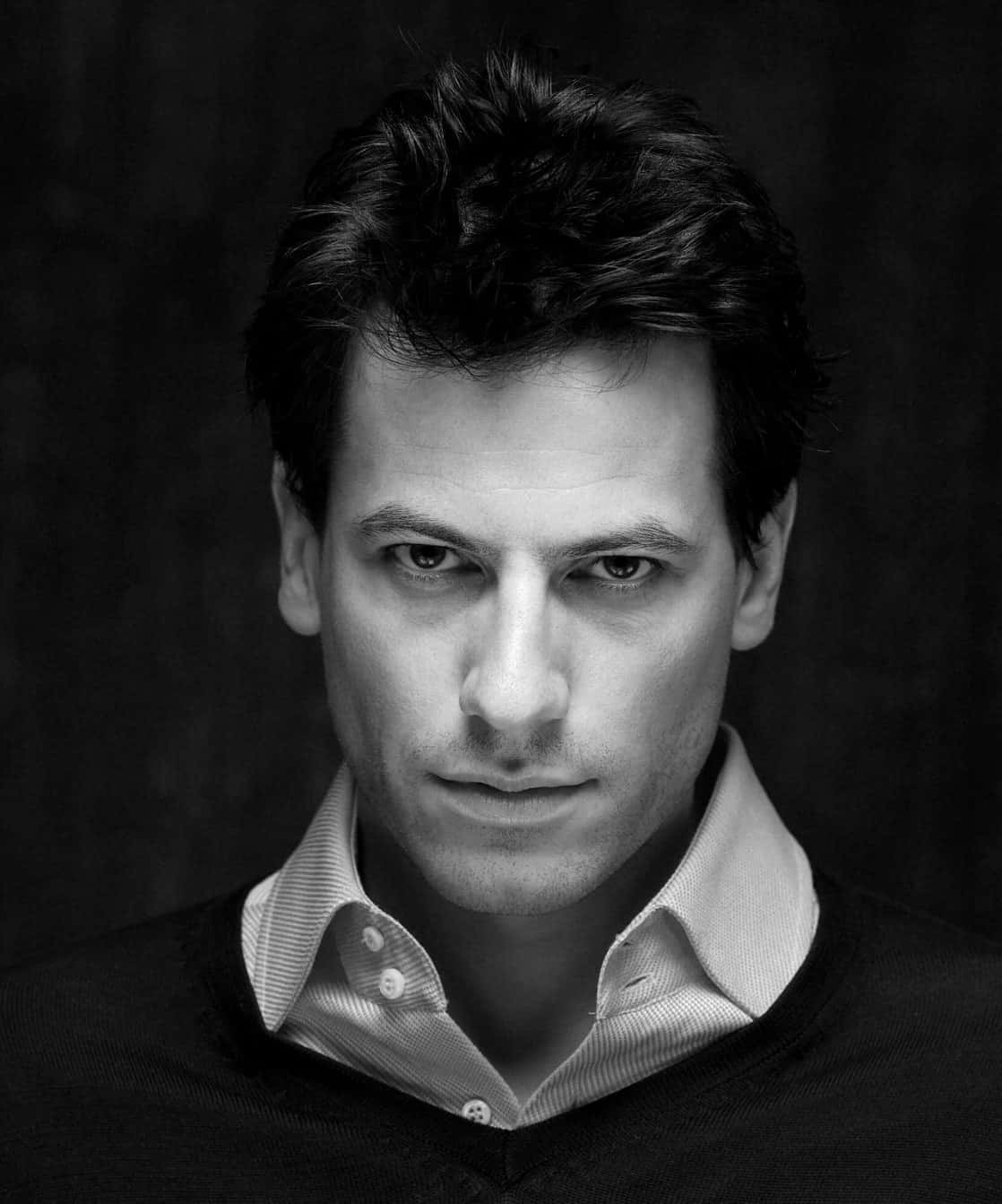 Hollywood Actor Ioan Gruffudd In An Elegant Pose Wallpaper