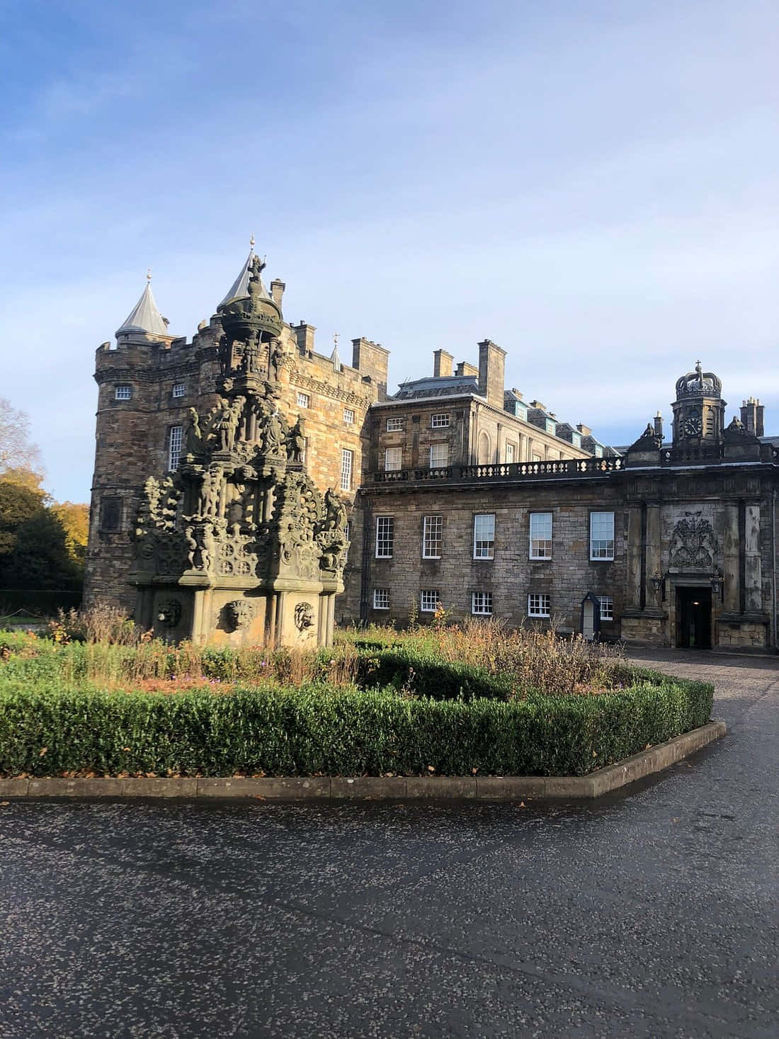 Holyrood Palace Exterior View Wallpaper