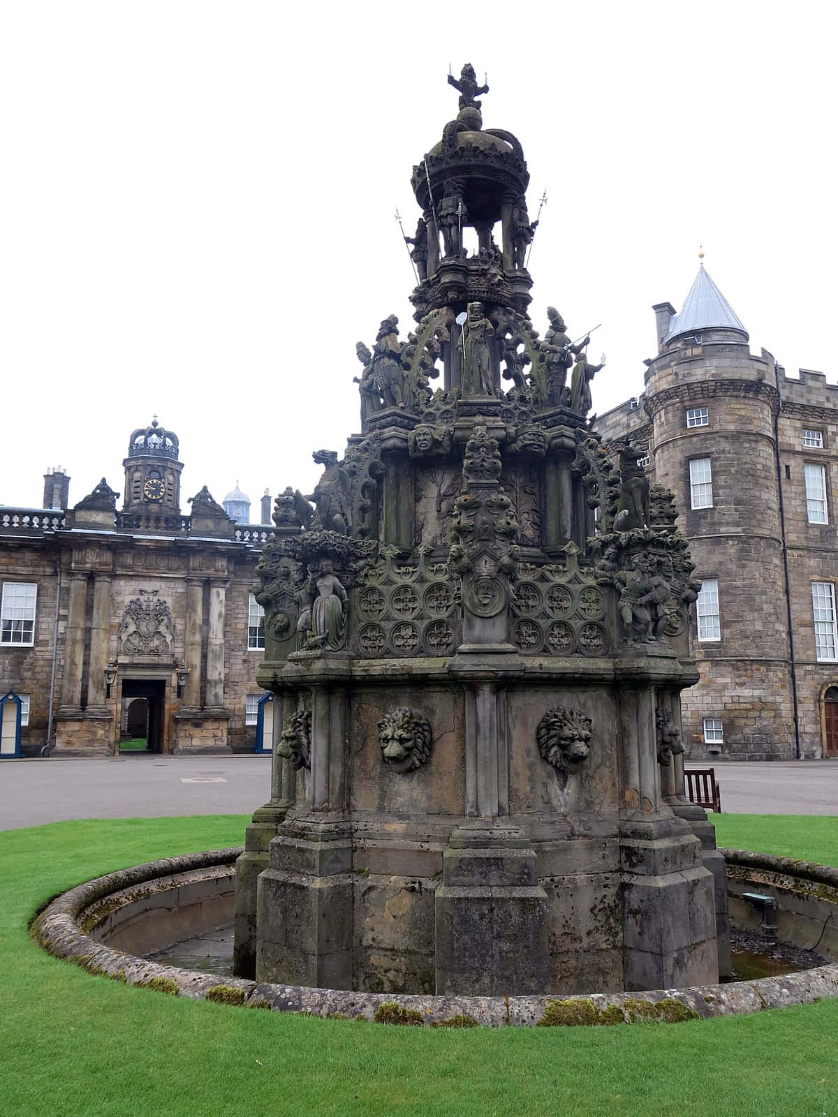 Holyrood Palace Fountain Edinburgh Wallpaper