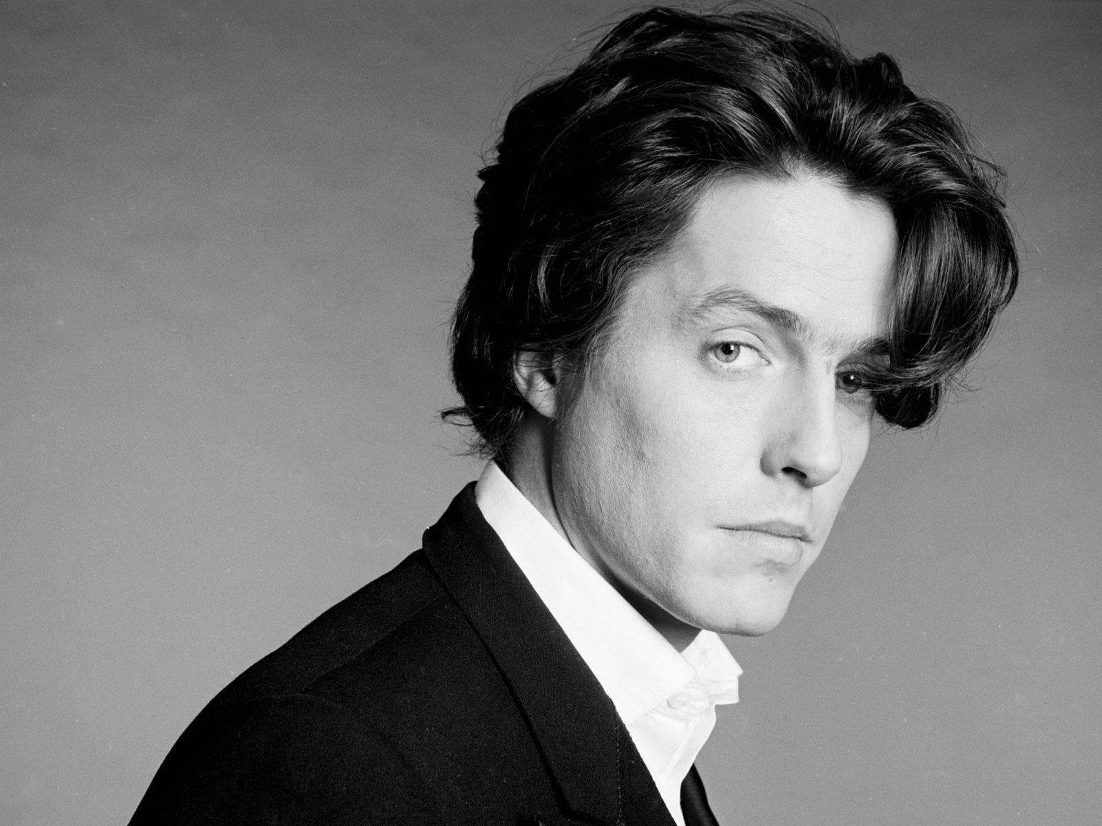 Hugh Grant Suave Look Wallpaper