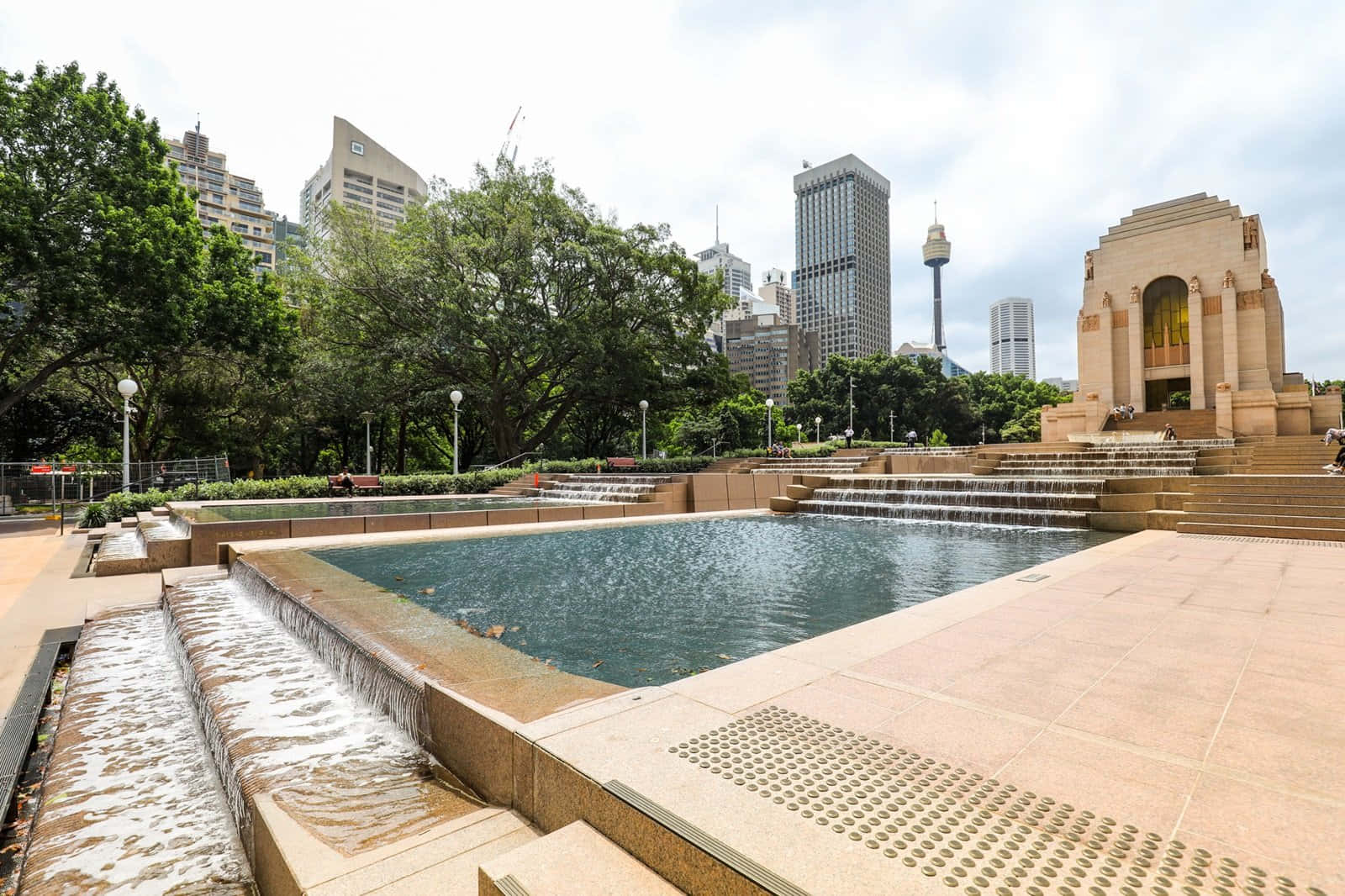 Hyde Park Sydney War Memorialand Pool Wallpaper