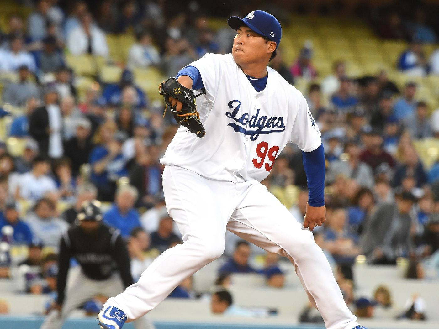 Hyun Jin Ryu Catching The Ball Wallpaper