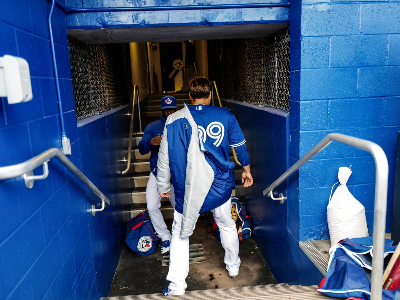 Hyun Jin Ryu Enters Locker Rooms Wallpaper