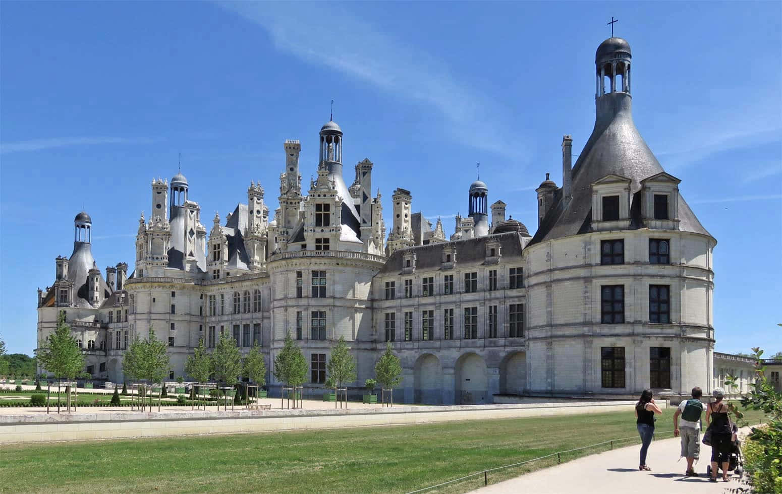 Iconic French Renaissance Architecture Chateau De Chambord Wallpaper