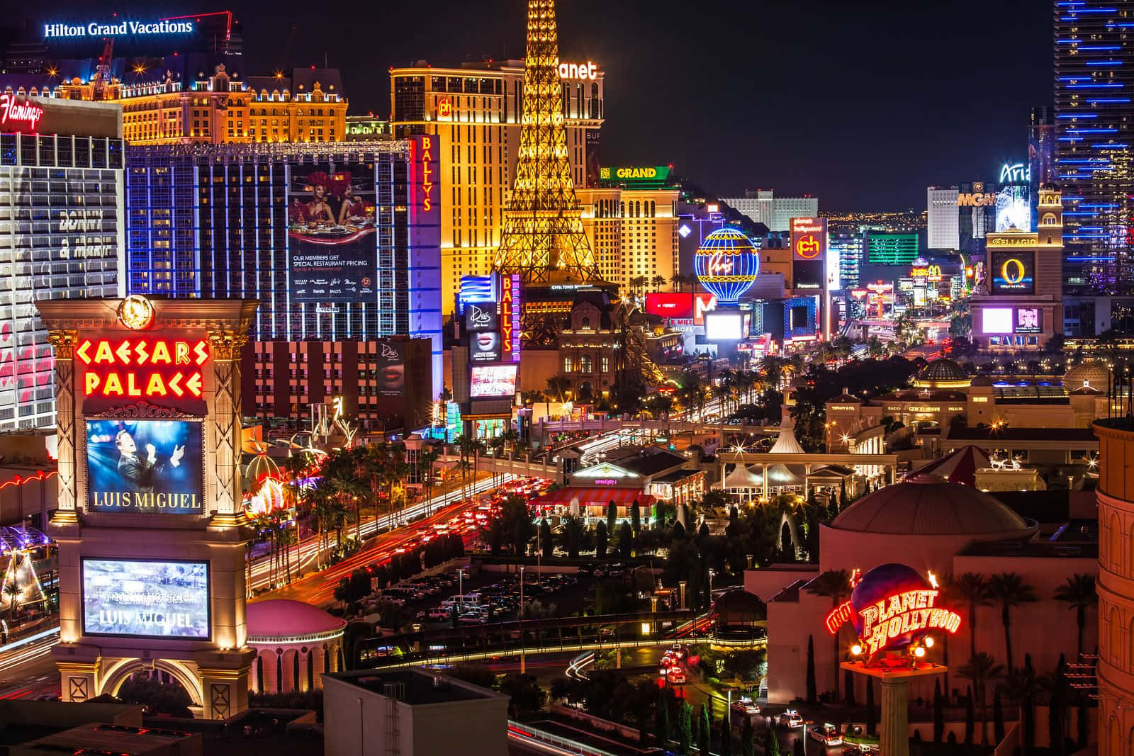 Iconic Las Vegas Skyline With The Stratosphere Tower Wallpaper