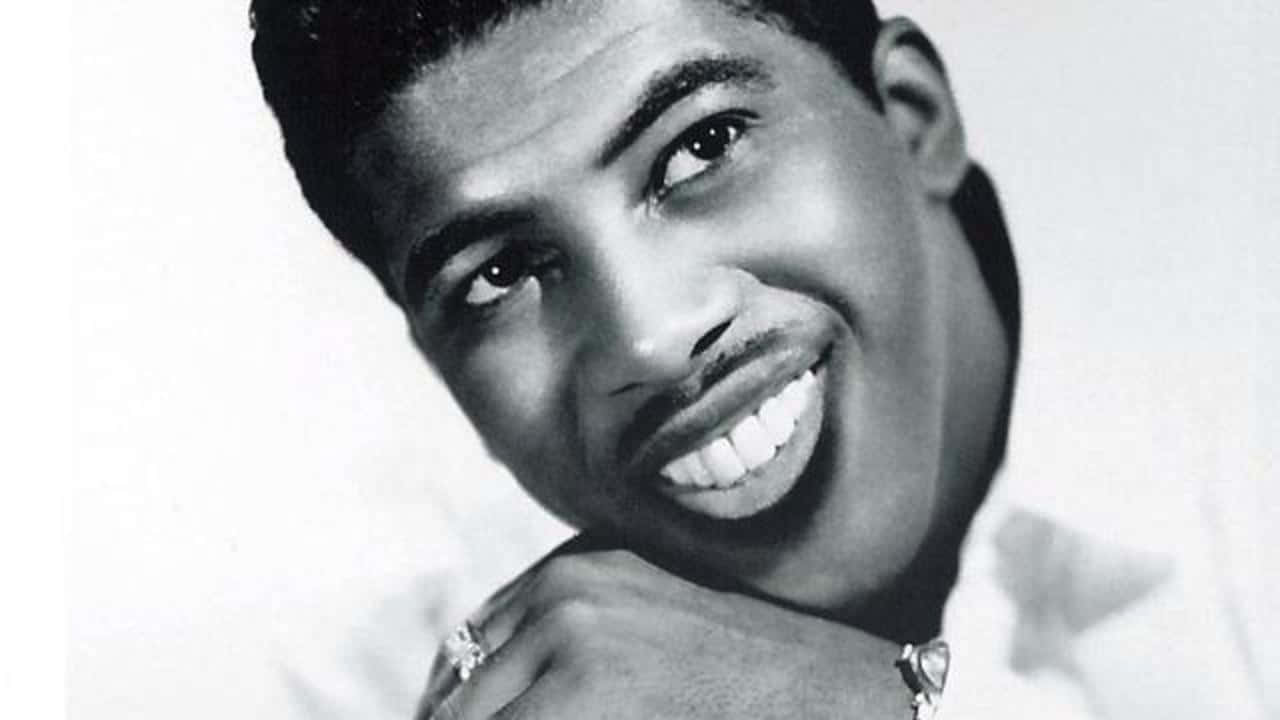 Iconic Soul Singer Smile Wallpaper