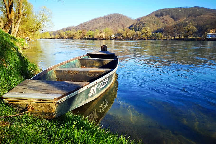 Idyllic Boat Wallpaper