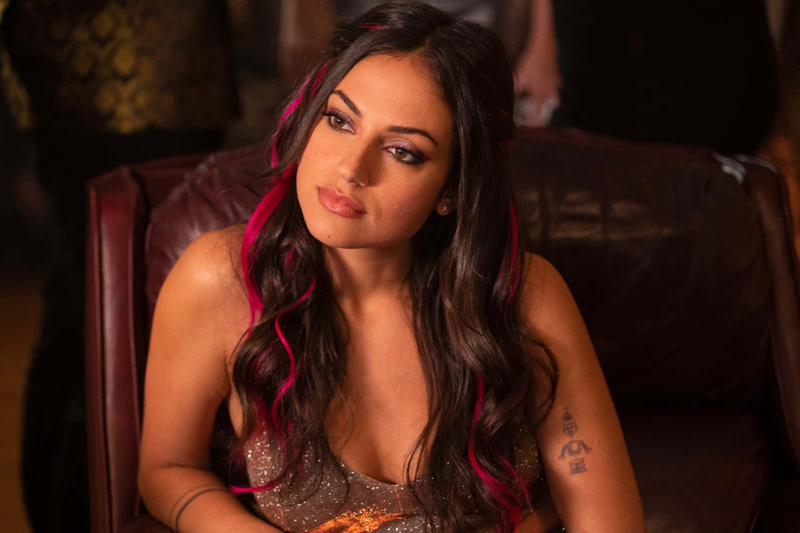 Inanna Sarkis Pensive Look Wallpaper