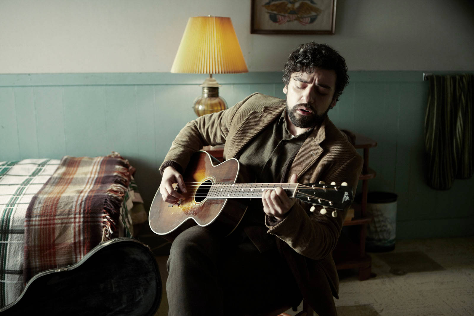 Inside Llewyn Davis Singing With Guitar Wallpaper