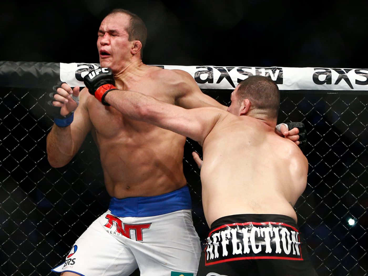 Intense Action In The Octagon: Junior Dos Santos Vs Cain Velasquez Trilogy Fight Wallpaper