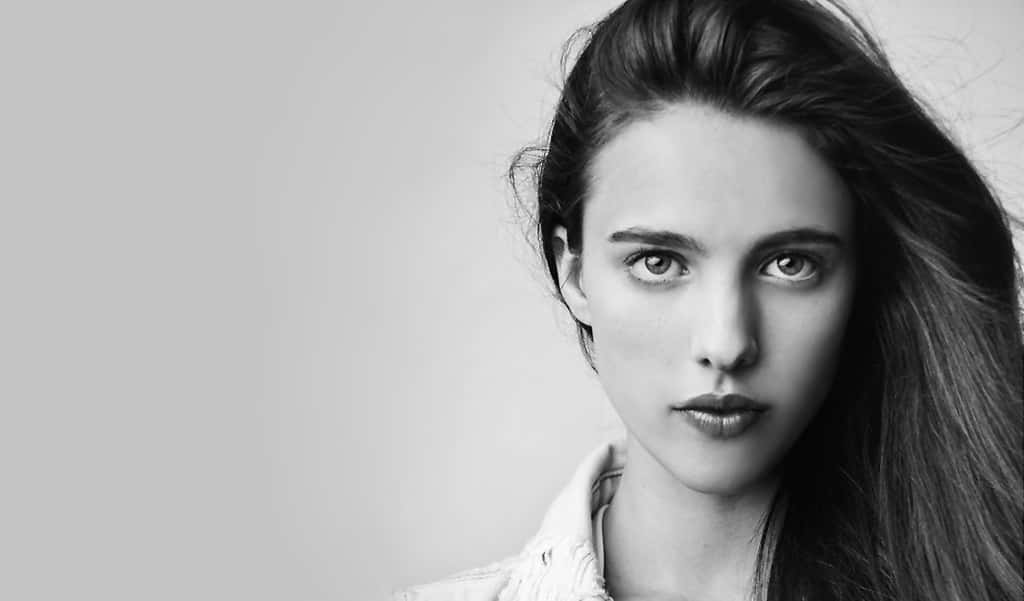 Intense Portrait Margaret Qualley Wallpaper