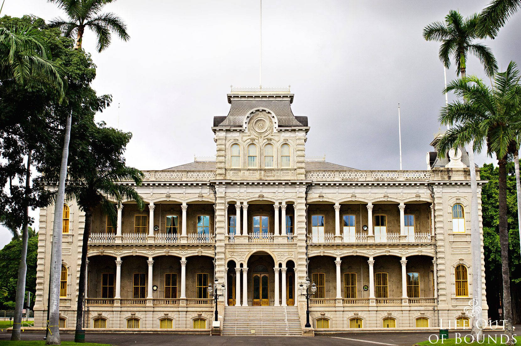 Iolani Palace Against Gloomy Sky Wallpaper