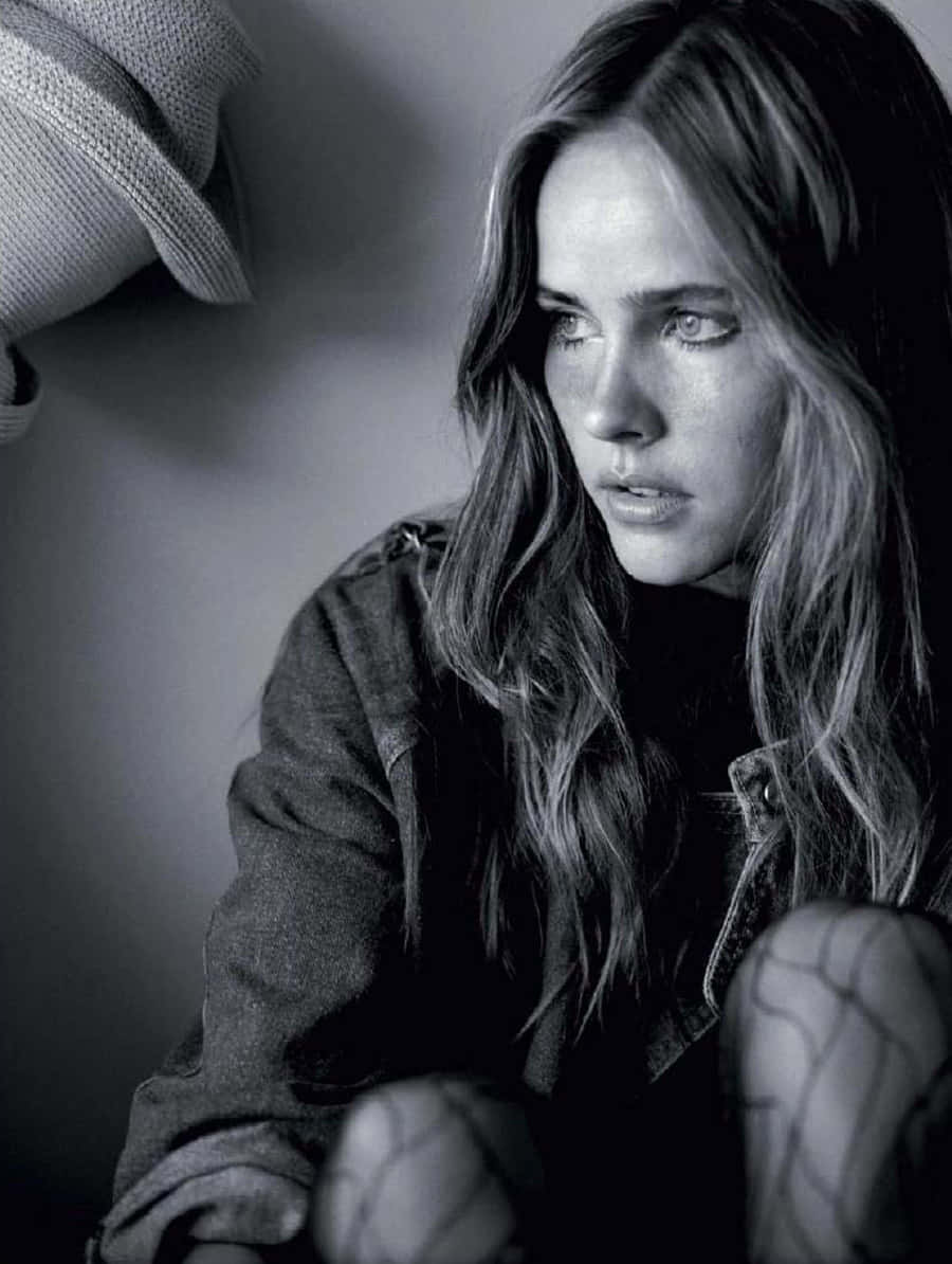 Isabel Lucas Contemplative Blackand White Portrait Wallpaper