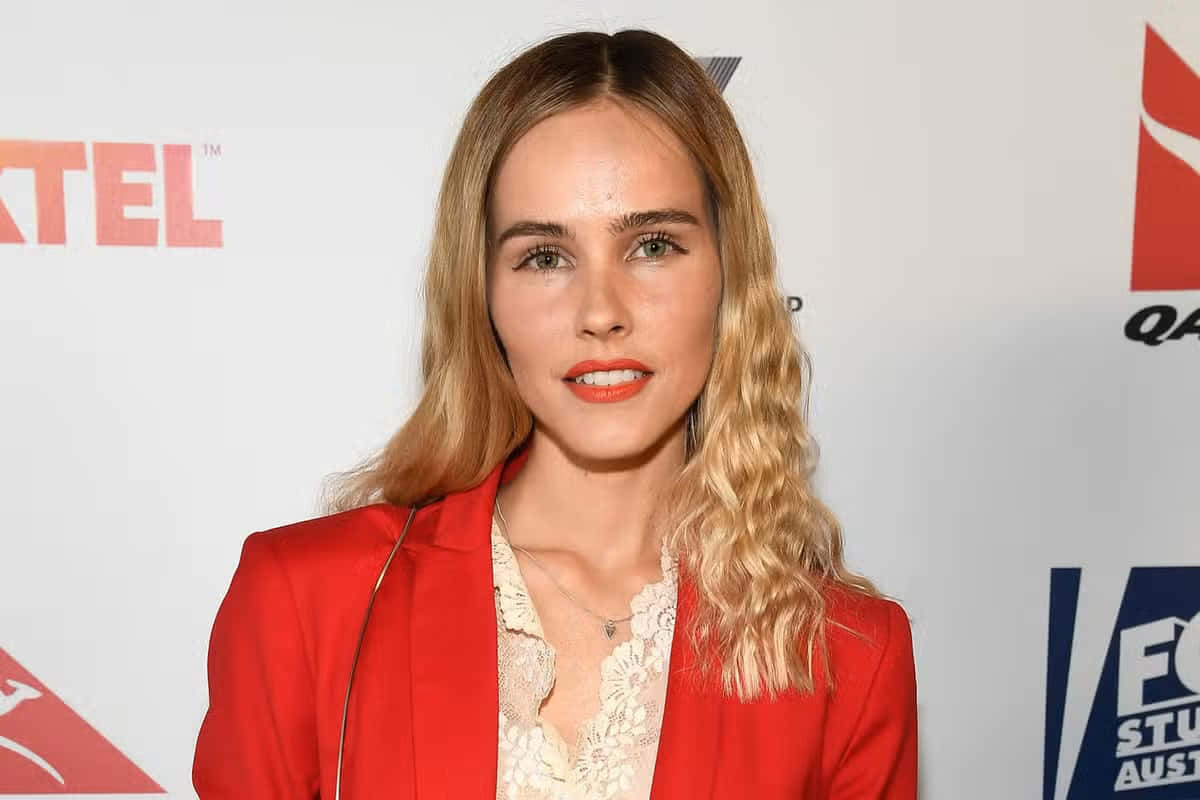 Isabel Lucas Red Blazer Event Look Wallpaper