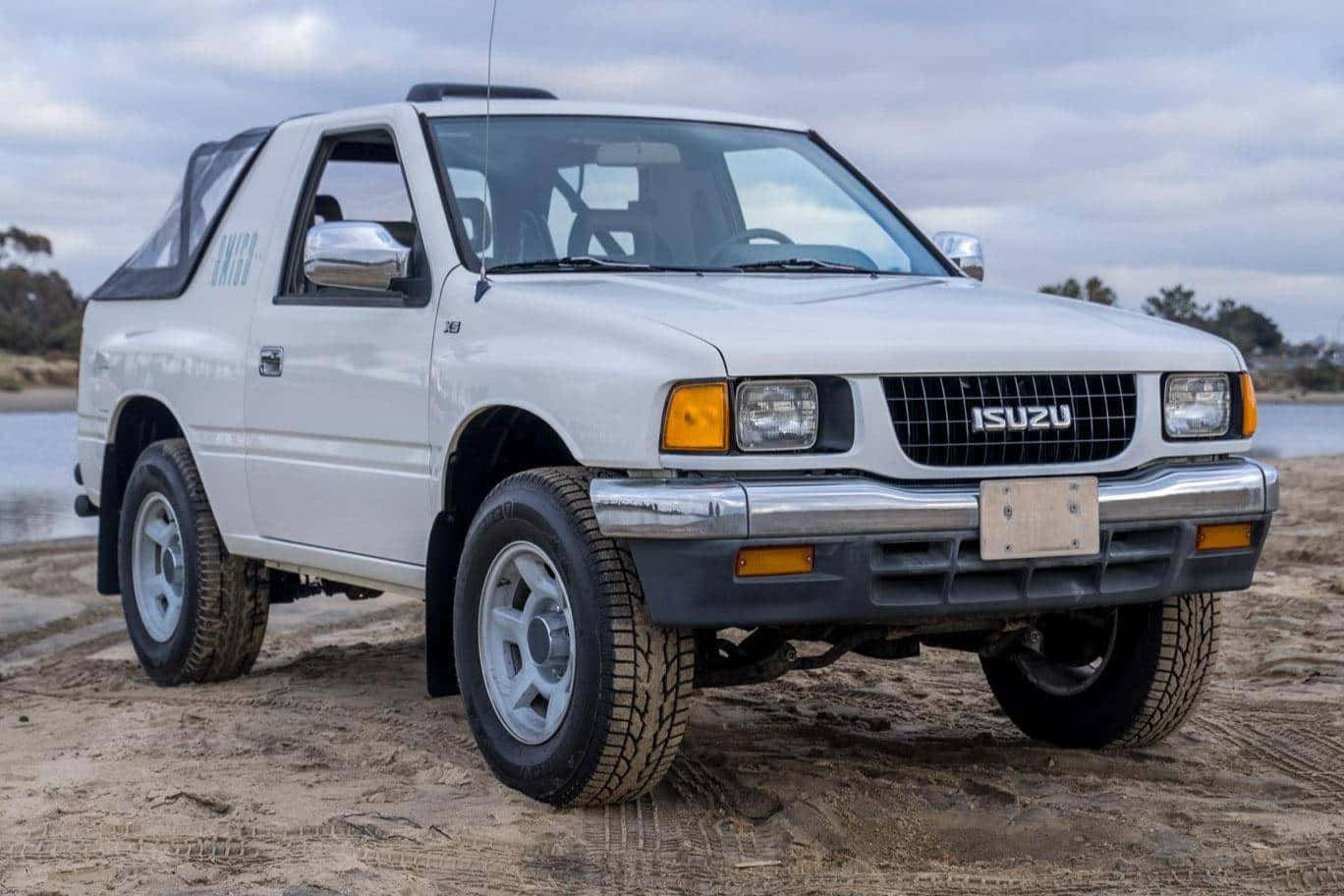 Isuzu Amigo Beachside Pose Wallpaper