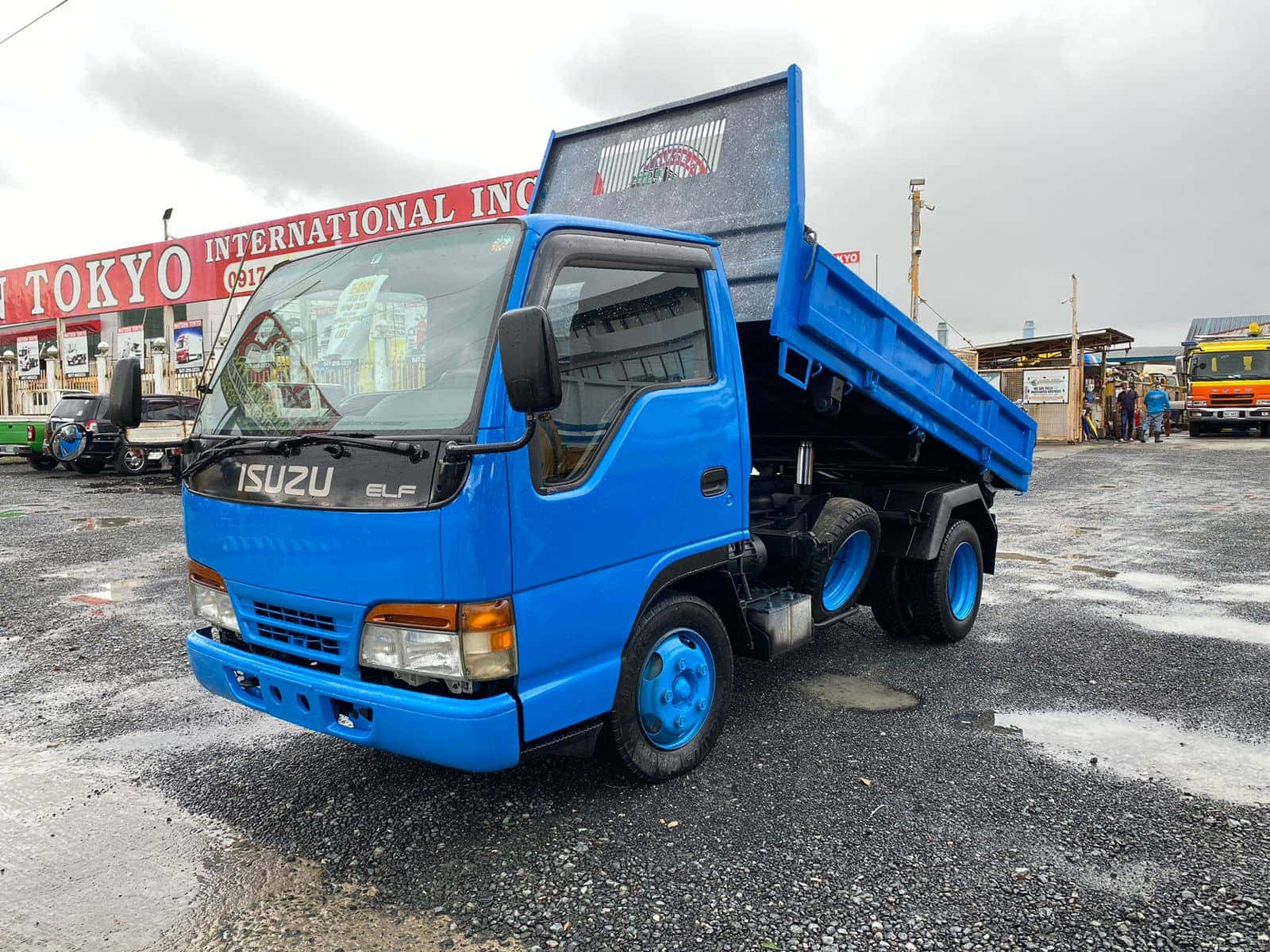 Isuzu Elf Blue Dump Truck Wallpaper